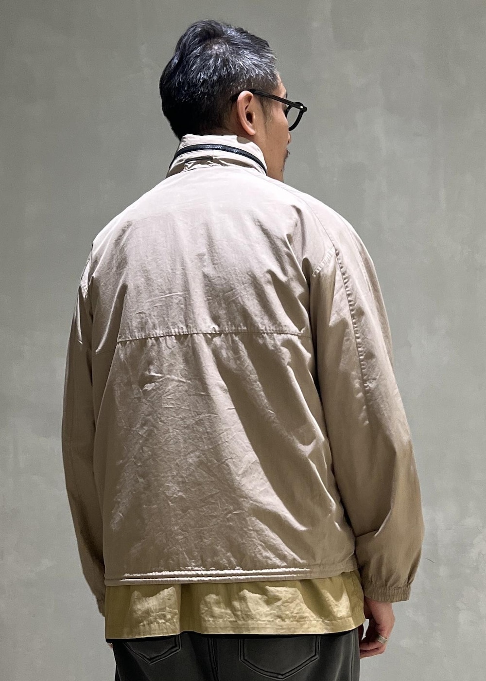 ベージュ系のTシャツ/カットソー、ベージュ系のその他アウターを着用したメンズの夏コーディネートの6枚目の写真