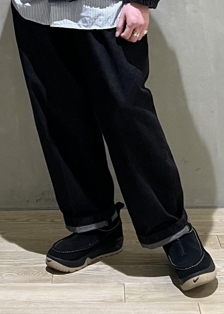 ブラック系のデニムジャケット、ブラック系のデニムパンツを着用したメンズの冬コーディネートの7枚目の写真