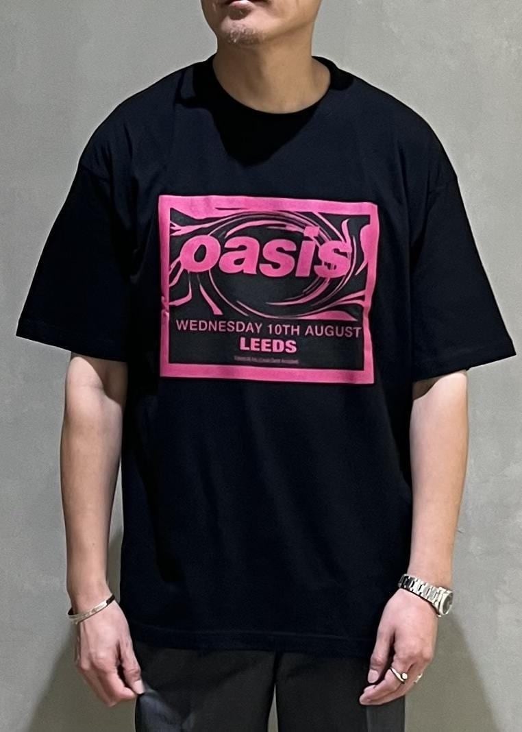 グレー系のスラックス、ブラック系のTシャツ/カットソーを着用したメンズの夏コーディネートの7枚目の写真