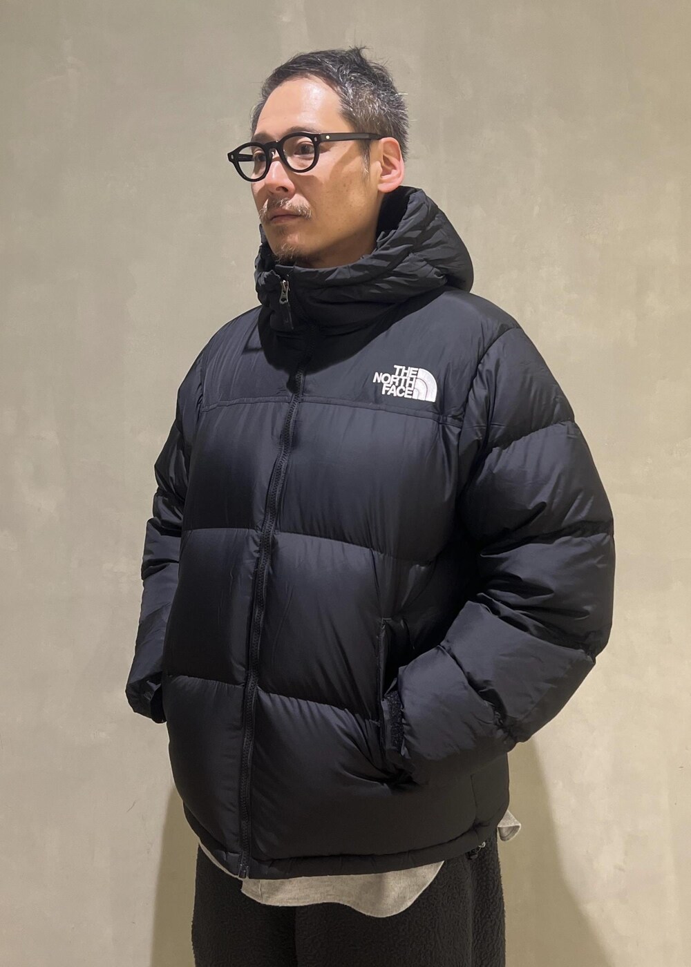 「フリース、ボアフリース、フリースパンツ、イージーパンツ、ノースフェイス、ヌプシ、ヌプシフーディ、THE NORTH FACE、Nuptse、Nuptse Hoodie、ネルシャツ、ワイルドライフテイラー、WILD LIFE TALOR、ADAM ET ROPÉ、HOMME」｜「ADAM ET ROPE'の【WILD LIFE TAILOR】コットンフラノ オーバーサイズ シャツ（シャツ/ブラウス、グレー系）」を使った、takashi.nさん（メンズ・176cm）の冬コーディネートの4枚目の写真