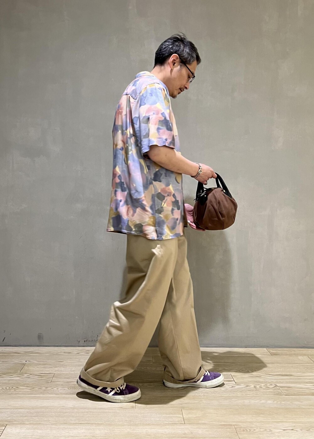 「ボタニカル、柄シャツ、オープンカラー、WAX LONDON、THE QUALITY MENDING CO.、別注、ADAM ET ROPÉ、HOMME、カジュアル、大人カジュアル、レイヤード、夏、夏コーデ、夏ファッション、オーバーサイズ」｜「ADAM ET ROPE'の《別注》【THE QUALITY MENDING CO. /ザ クオリティーメンディング】BOWLING BAG（ハンドバッグ、ブラウン系）」を使った、takashi.nさん（メンズ・176cm）の夏コーディネートの2枚目の写真