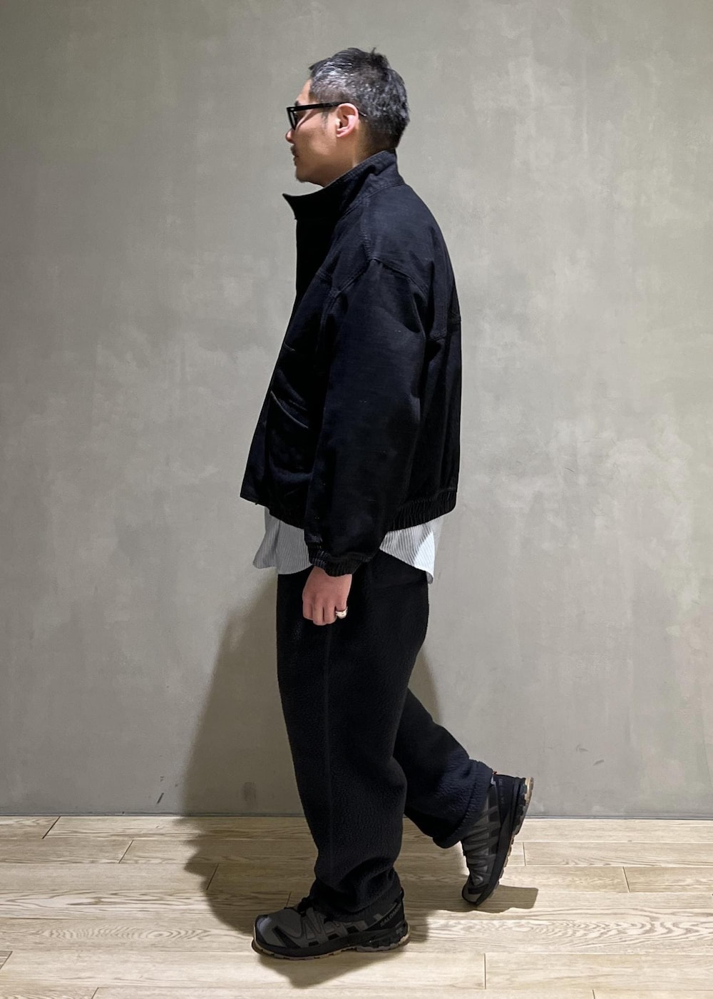 グレー系のその他パンツを着用したメンズの冬コーディネートの2枚目の写真