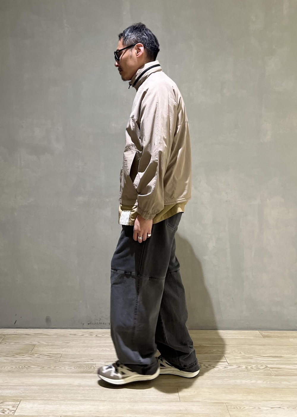 ベージュ系のTシャツ/カットソー、ベージュ系のその他アウターを着用したメンズの夏コーディネートの2枚目の写真