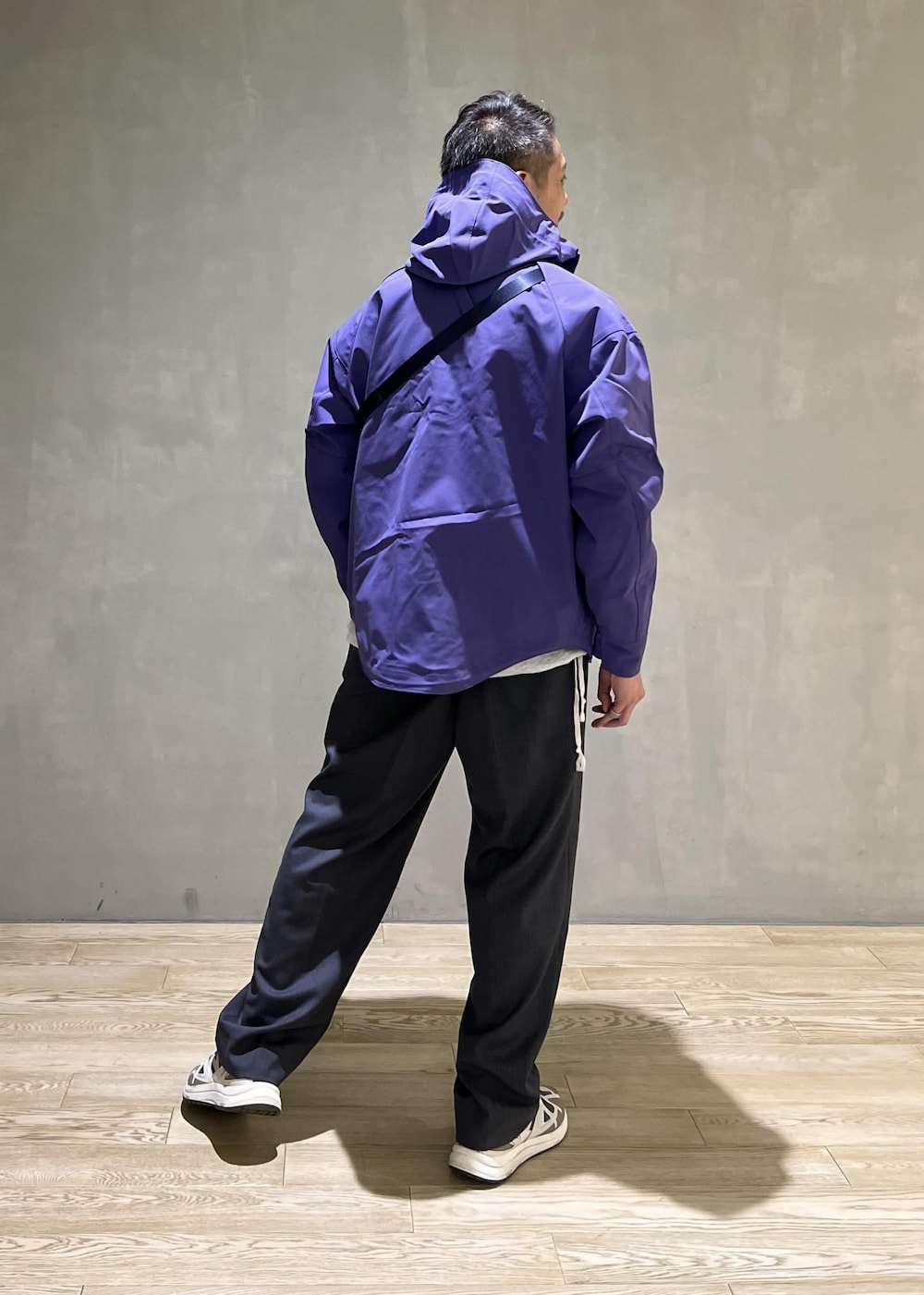 「デニムジャケット、Gジャン、コットンUSA、別注、WILDTHINGS、TOOLSTRAP、DENALI JACKET、マウンテンパーカー、ハードシェル、ADAM ET ROPÉ、HOMME、カジュアル、大人カジュアル、スポーティー、アウトドア」｜「WILD THINGSの【WILDTHINGS 別注】TOOLSTRAP DENALI JACKET/UNISEX/LONG SEASON（マウンテンパーカー、パープル系）」を使った、takashi.nさん（メンズ・176cm）の秋コーディネートの3枚目の写真