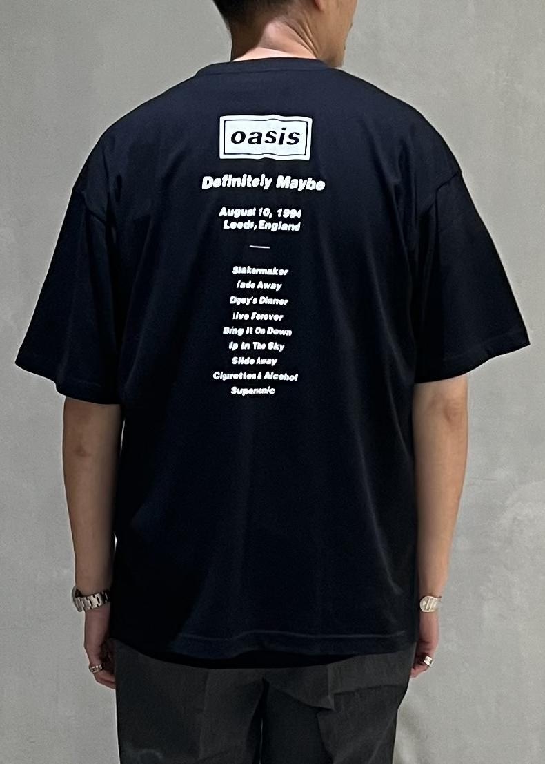 グレー系のスラックス、ブラック系のTシャツ/カットソーを着用したメンズの夏コーディネートの9枚目の写真