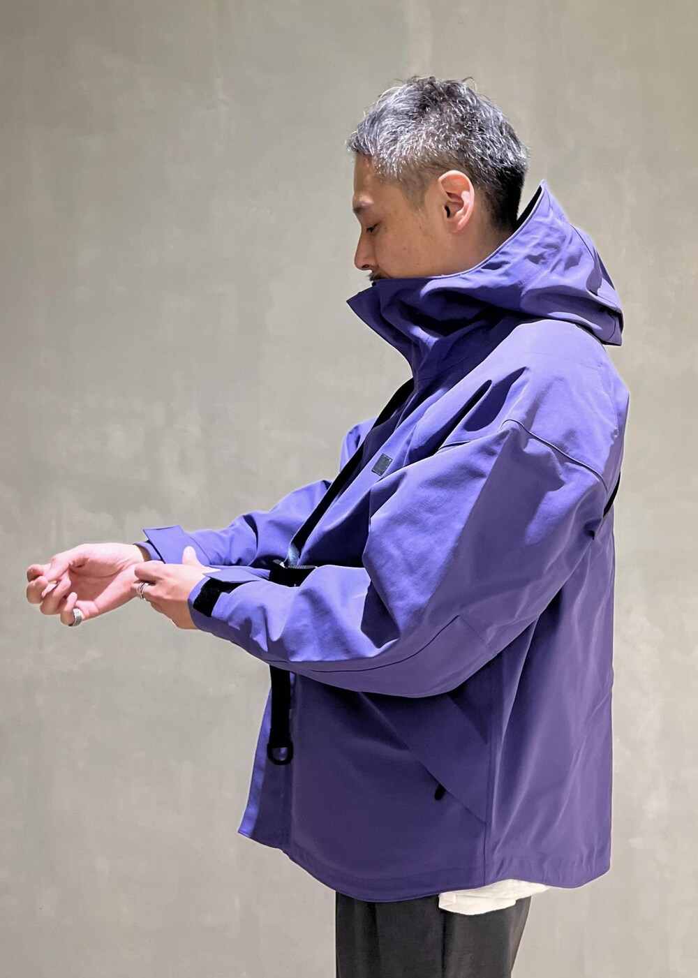 「デニムジャケット、Gジャン、コットンUSA、別注、WILDTHINGS、TOOLSTRAP、DENALI JACKET、マウンテンパーカー、ハードシェル、ADAM ET ROPÉ、HOMME、カジュアル、大人カジュアル、スポーティー、アウトドア」｜「WILD THINGSの【WILDTHINGS 別注】TOOLSTRAP DENALI JACKET/UNISEX/LONG SEASON（マウンテンパーカー、パープル系）」を使った、takashi.nさん（メンズ・176cm）の秋コーディネートの5枚目の写真