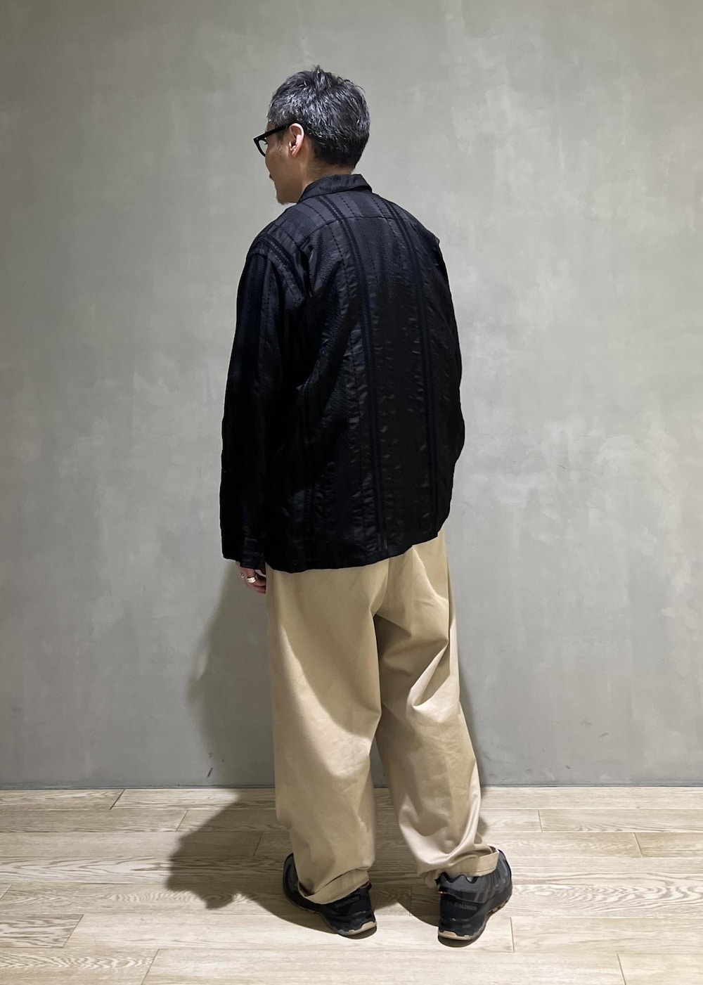 「URU、刺繍、ADAM ET ROPÉ、HOMME、カジュアル、大人カジュアル、春、春コーデ、春ファッション、オーバーサイズ、ビッグシルエット、Tシャツ、シャツ、パンツ、スニーカー」|takashi.nさん(メンズ・176cm)の春コーディネートの3枚目の写真