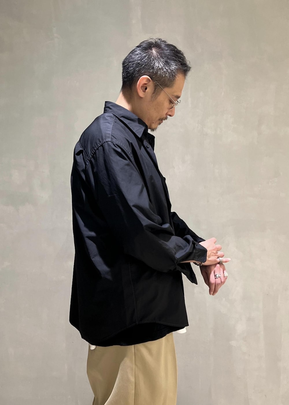 ホワイト系のTシャツ/カットソー、ブラック系のシャツ/ブラウスを着用したメンズの夏コーディネートの5枚目の写真