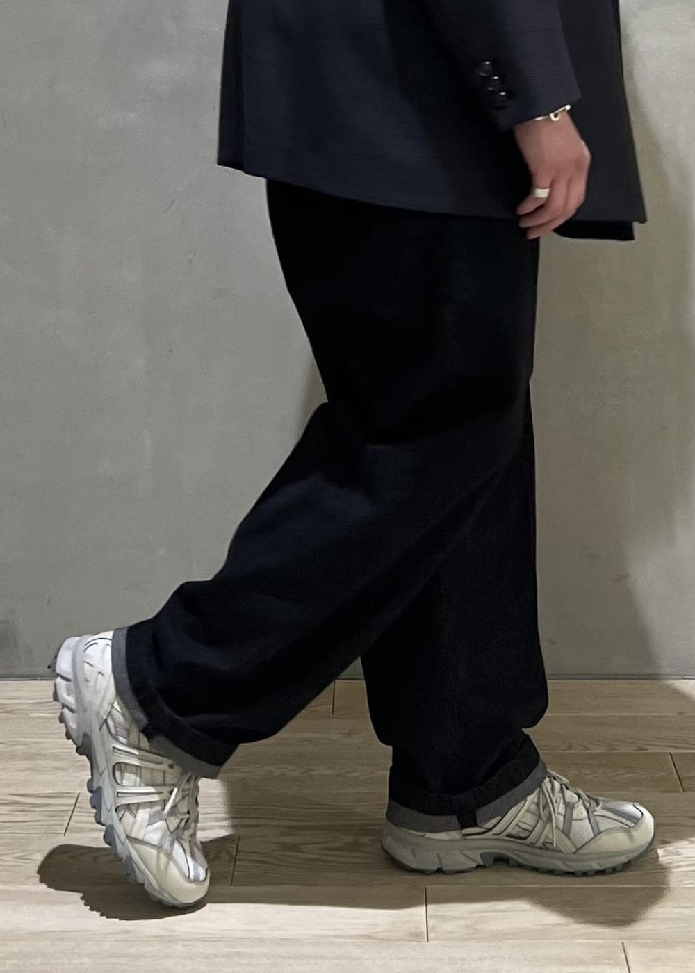 「＃adamjeanist、デニム、アダムエロペジーンズ、ADAM ET ROPE' JEANS、adamjeanist、初春コーデ、春コーデ、大人カジュアル、モノトーンコーデ、カジュアルコーデ、ADAM ET ROPÉ、高身長、ジャケット/アウター、テーラードジャケット、パンツ」｜「ADAM ET ROPE'の【ADAM ET ROPE' JEANS -GRID-】デニム ワイド イージーパンツ / サスティナブル（デニムパンツ、ブラック系）」を使った、takashi.nさん（メンズ・176cm）の冬コーディネートの8枚目の写真