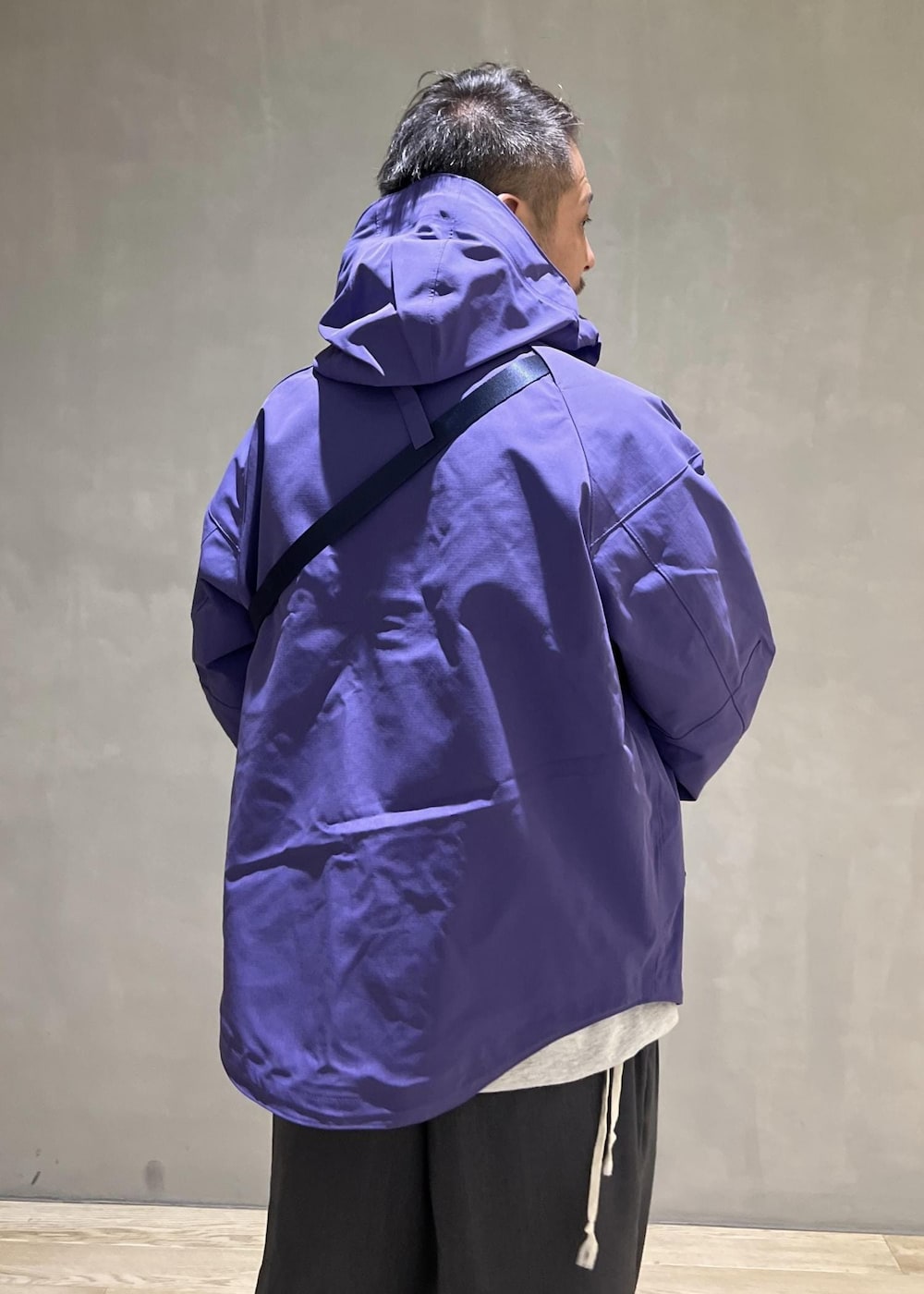 「デニムジャケット、Gジャン、コットンUSA、別注、WILDTHINGS、TOOLSTRAP、DENALI JACKET、マウンテンパーカー、ハードシェル、ADAM ET ROPÉ、HOMME、カジュアル、大人カジュアル、スポーティー、アウトドア」｜「WILD THINGSの【WILDTHINGS 別注】TOOLSTRAP DENALI JACKET/UNISEX/LONG SEASON（マウンテンパーカー、パープル系）」を使った、takashi.nさん（メンズ・176cm）の秋コーディネートの6枚目の写真