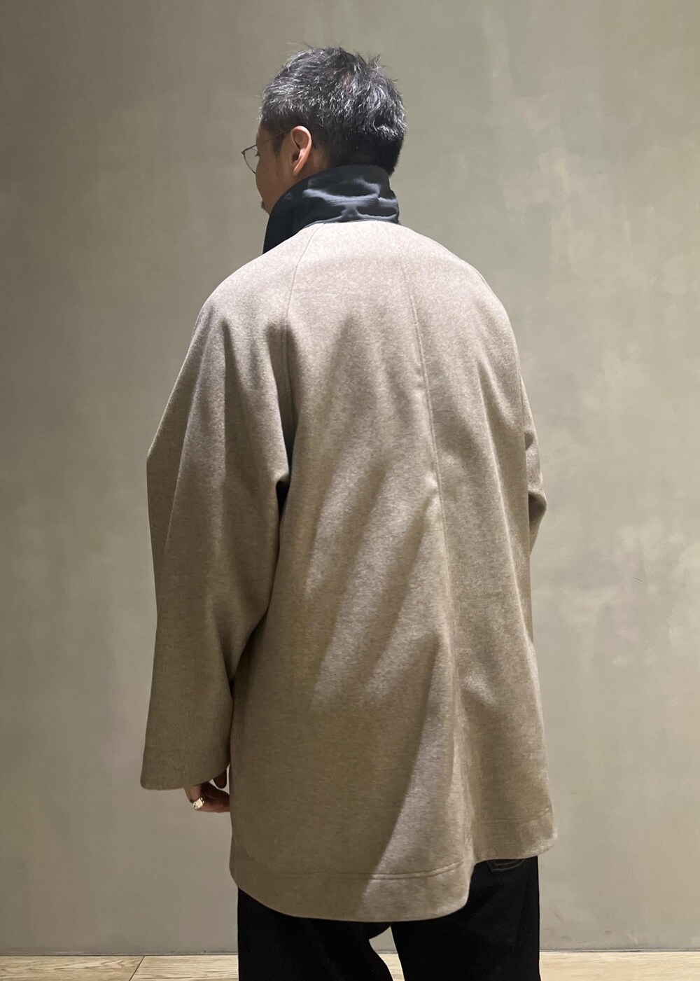 「ADAM ET ROPÉ、HOMME、カジュアル、大人カジュアル、レイヤード、秋、冬、秋コーデ、冬コーデ、秋ファッション、冬ファッション、23AW秋の新作、23AW冬の新作、オーバーサイズ、ビッグシルエット」｜「Levi'sの【Levi's(R) for BIOTOP】568 STAY LOOSE / UNISEX（デニムパンツ、ブルー系）」を使った、takashi.nさん（メンズ・176cm）の秋コーディネートの6枚目の写真