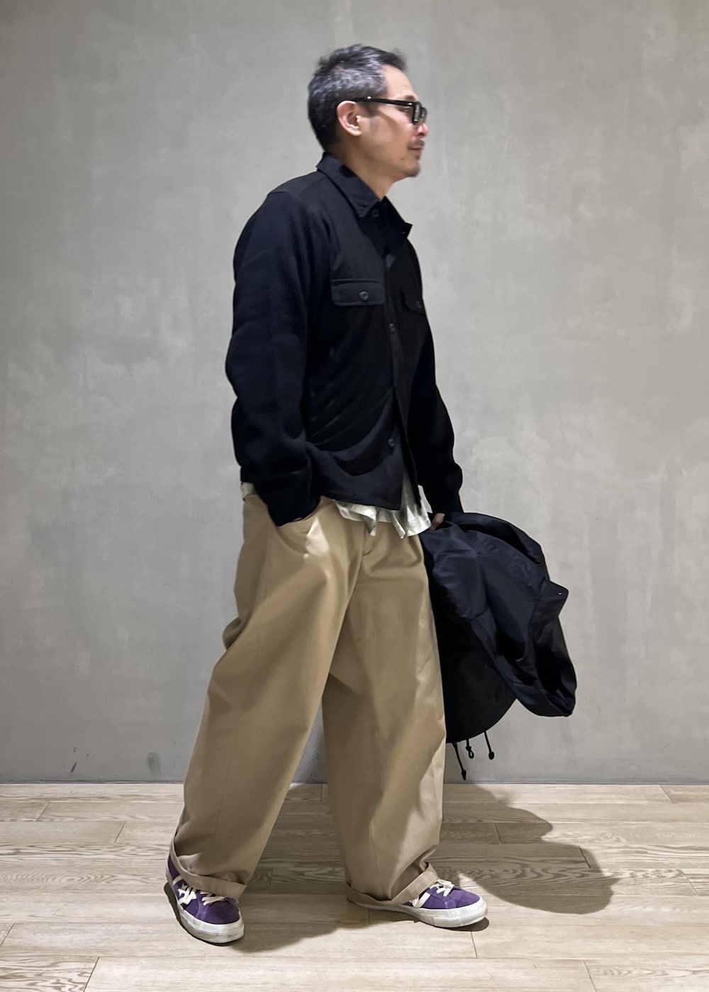 ブラック系のモッズコート、ブラック系のその他アウター、グリーン系のシャツ/ブラウスを着用したメンズの秋コーディネートの8枚目の写真