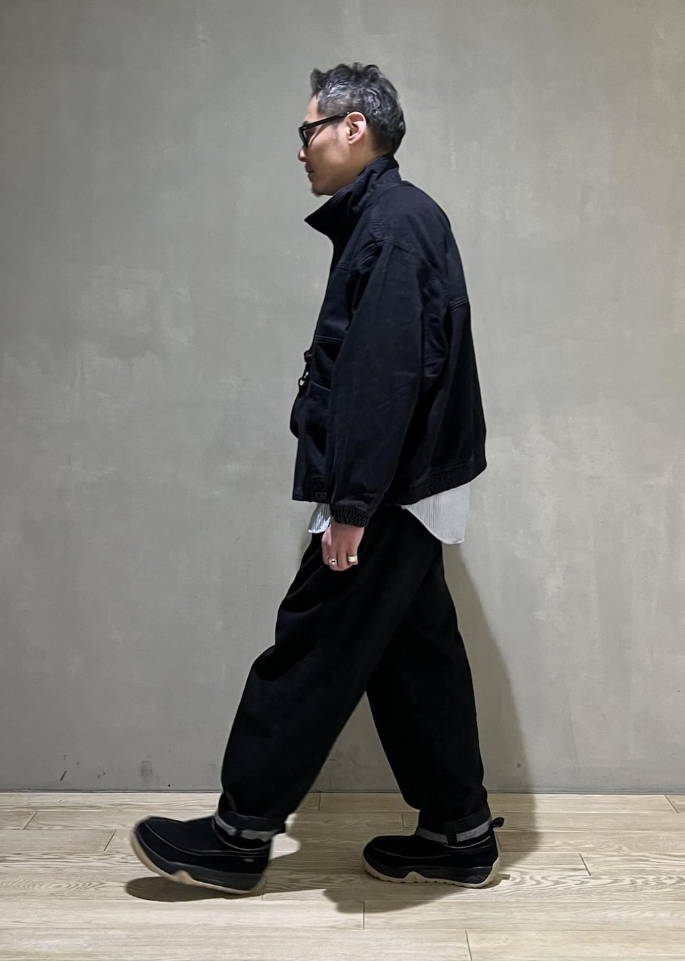 ブラック系のデニムジャケット、ブラック系のデニムパンツを着用したメンズの冬コーディネートの2枚目の写真