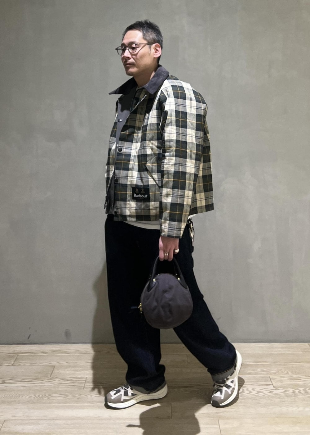 ブルー系のデニムパンツ、グレー系のブルゾン、ベージュ系のニット/セーターを着用したメンズの冬コーディネートの7枚目の写真
