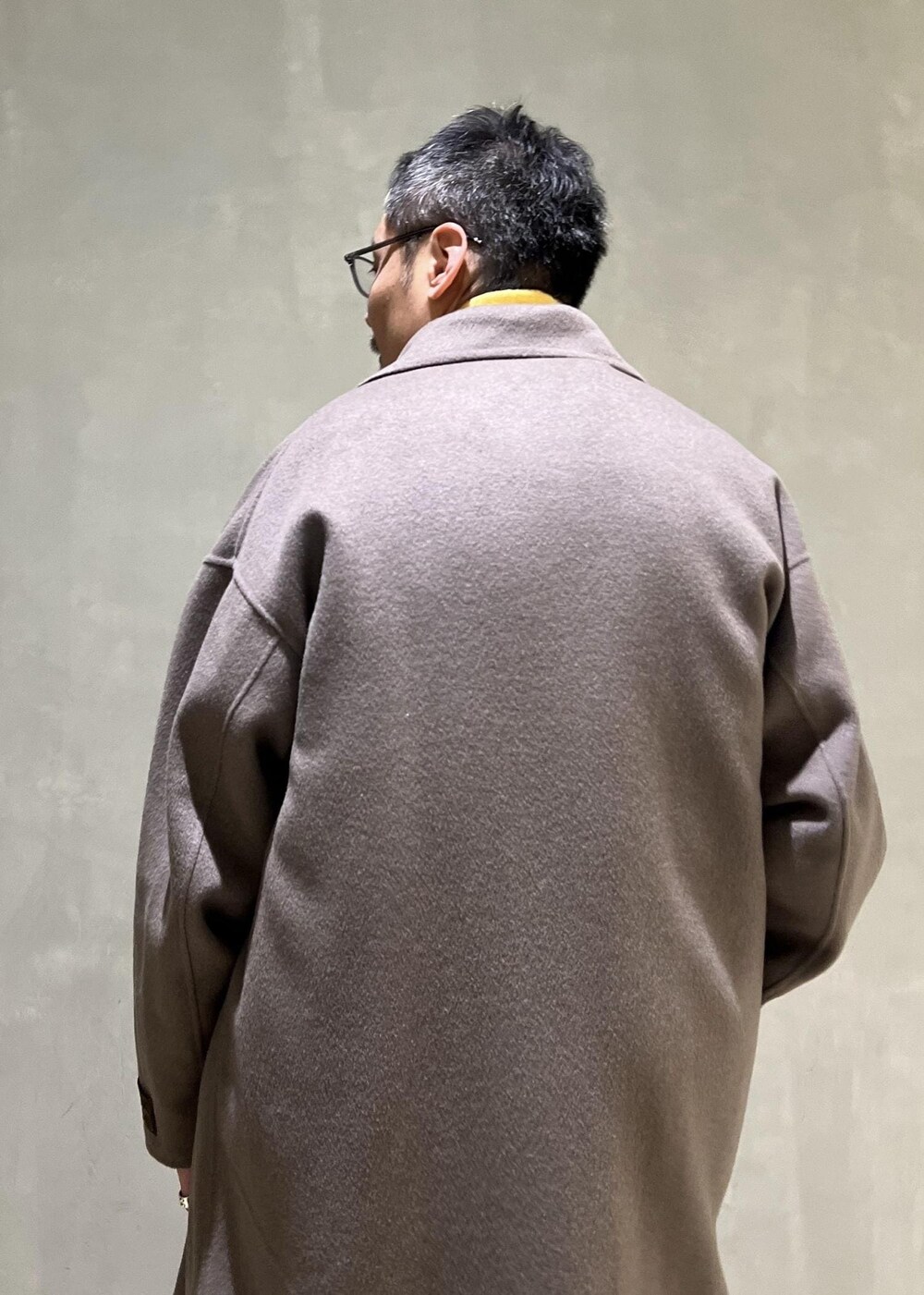 「Barbour、THE INOUE BROTHERS、バブアー、イノウエブラザーズ、ファーライナー、別注、ベビーアルパカ、SNaPMeAward23w、コート、オーバーサイズ、ニット、ADAM ET ROPÉ、HOMME、カジュアル、大人カジュアル」|「Barbourの《別注》【Barbour】BIGSIZE フロントジップ ファーライナー ベスト / ロイヤルワラント / ユニセックス(その他アウター、イエロー系)」を使った、takashi.nさん(メンズ・176cm)の冬コーディネートの6枚目の写真