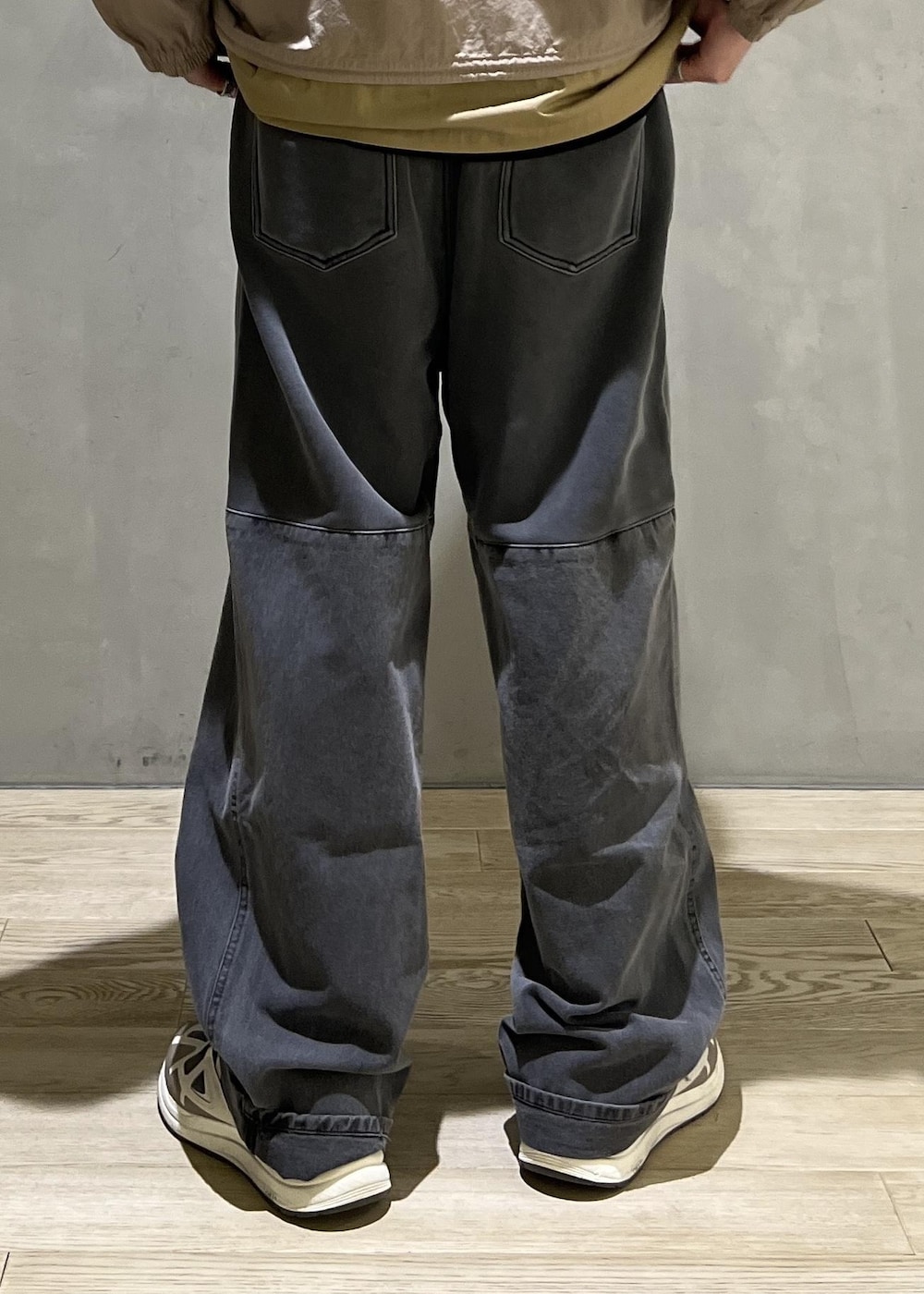 ベージュ系のTシャツ/カットソー、ベージュ系のその他アウターを着用したメンズの夏コーディネートの9枚目の写真