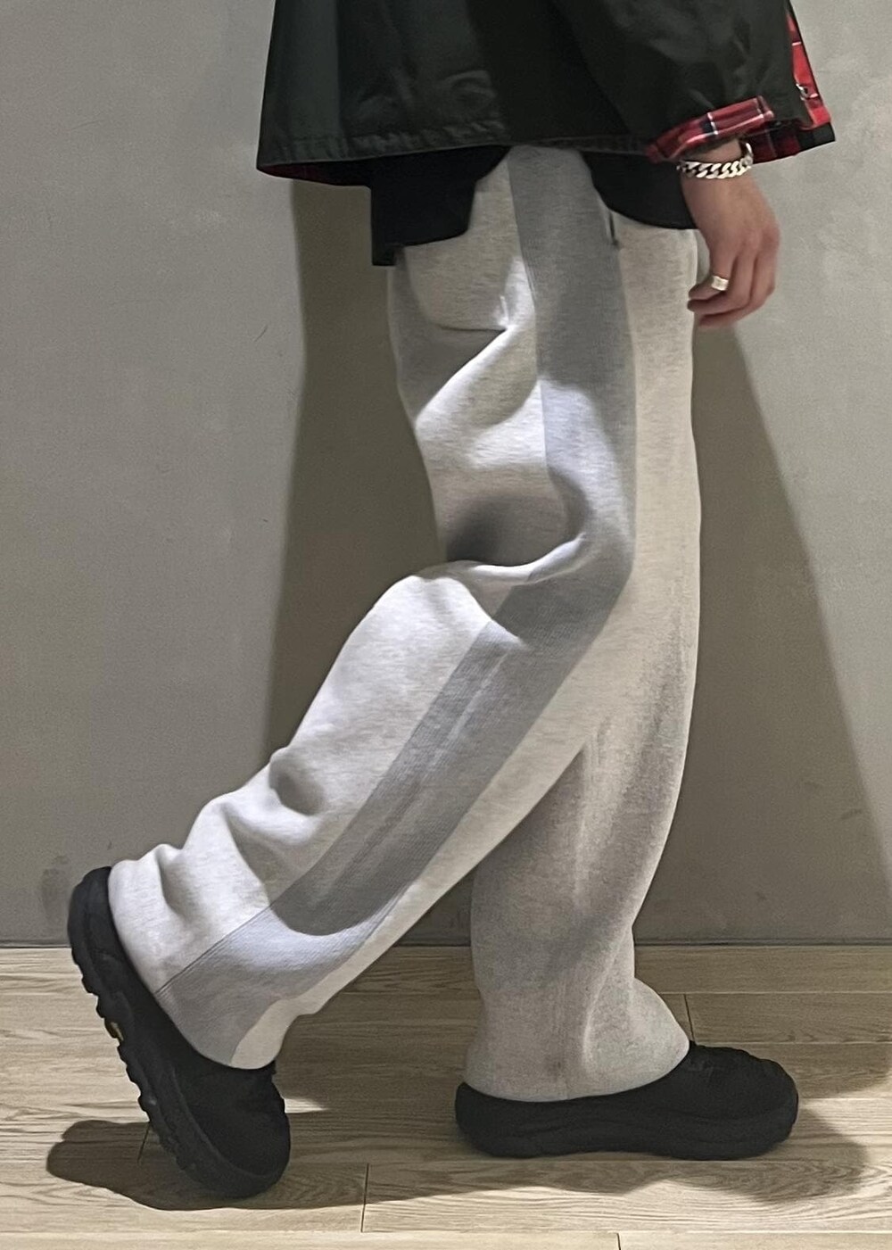 グリーン系のブルゾン、グレー系のその他パンツ、グレー系のカーディガン/ボレロを着用したメンズの冬コーディネートの9枚目の写真