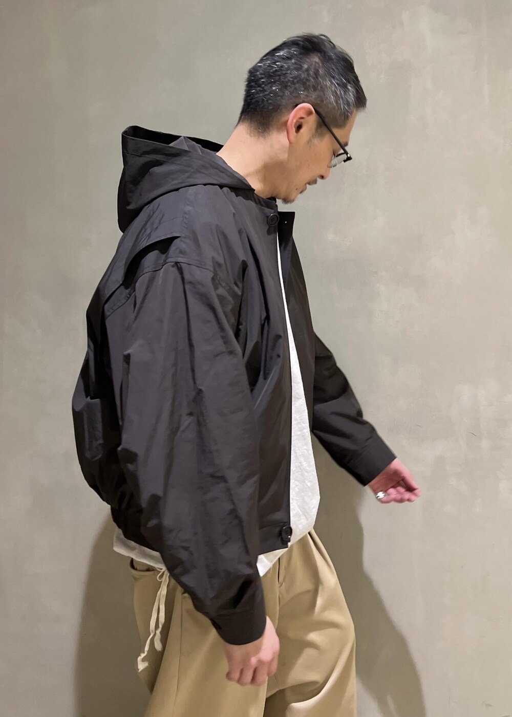 「AMOMENTO、ヘインズ、ビオトープ、アモーメント、Hanes for BIOTOP、Hanes、BIOTOP、ADAM ET ROPÉ、HOMME、カジュアル、大人カジュアル、レイヤード、春、春コーデ、春ファッション」｜「HANESの【Hanes for BIOTOP】ORGANIC PREMIUM COTTON THERMAL CREW NECK PULLOVER/UNISEX（Tシャツ/カットソー、ホワイト系）」を使った、takashi.nさん（メンズ・176cm）の春コーディネートの5枚目の写真