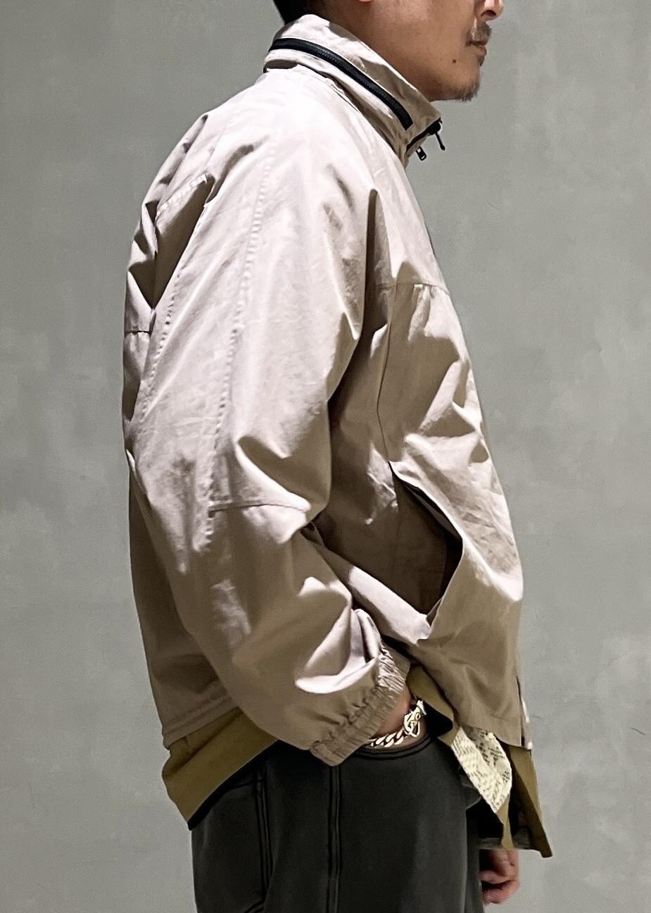 ベージュ系のTシャツ/カットソー、ベージュ系のその他アウターを着用したメンズの夏コーディネートの5枚目の写真