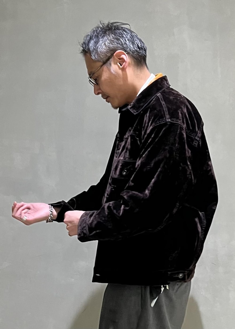 ブラウン系のデニムジャケット、ホワイト系のスウェットを着用したメンズの秋コーディネートの5枚目の写真