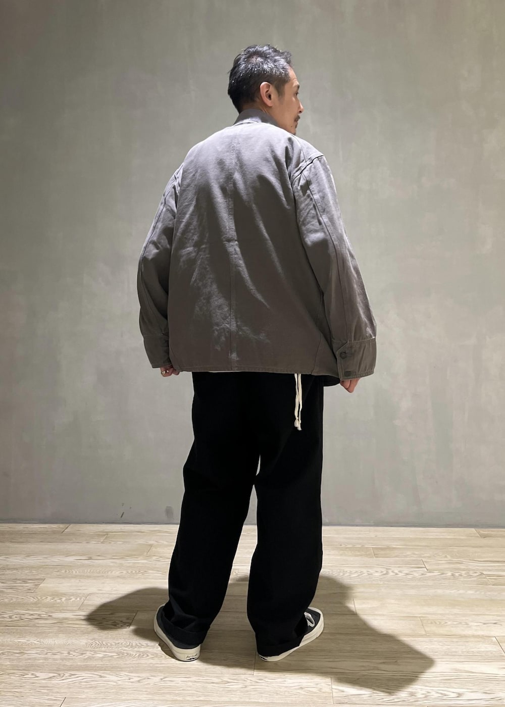 グレー系のスニーカー、グレー系のカバーオール、ブラック系のその他パンツを着用したメンズの夏コーディネートの3枚目の写真