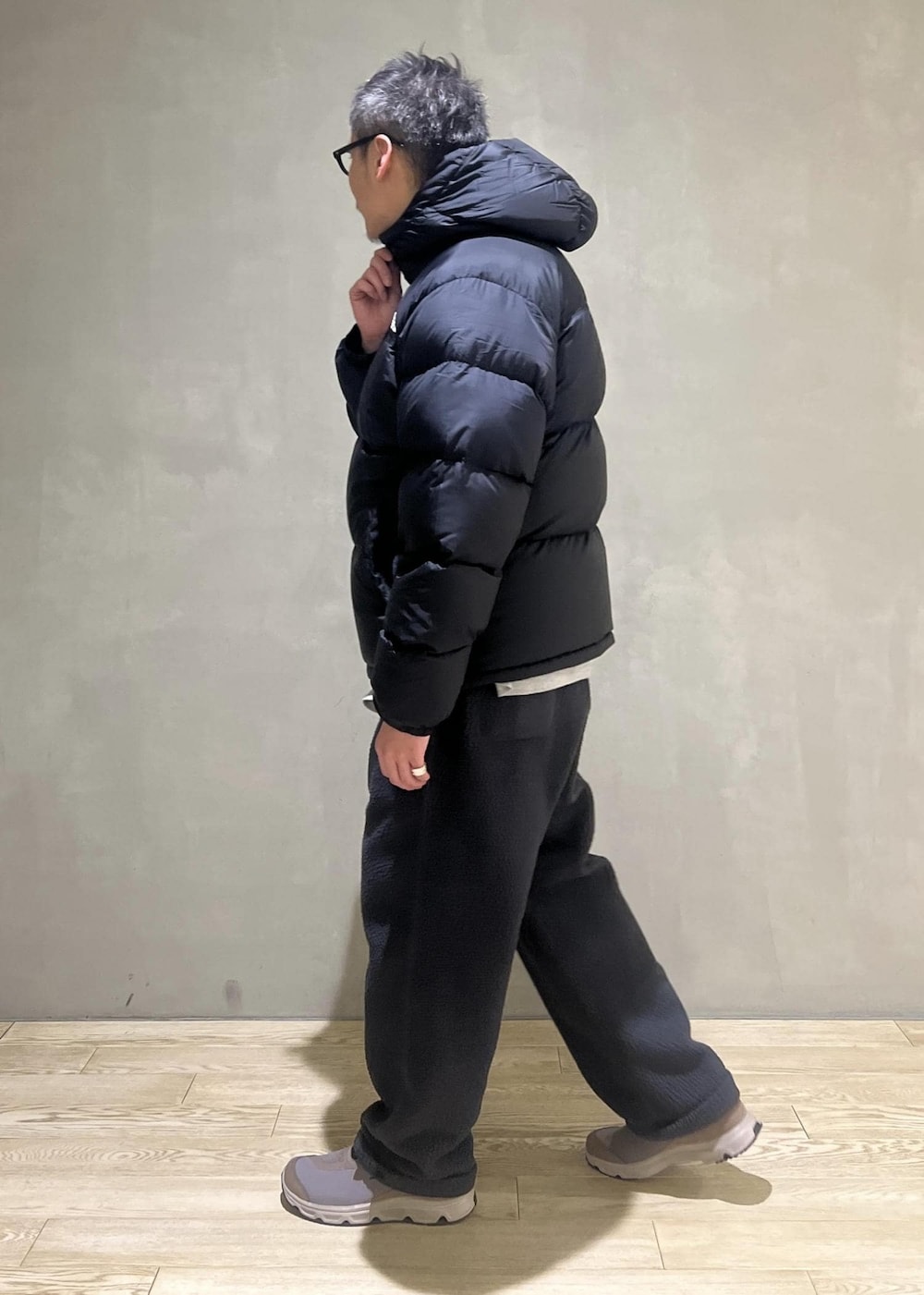 「フリース、ボアフリース、フリースパンツ、イージーパンツ、ノースフェイス、ヌプシ、ヌプシフーディ、THE NORTH FACE、Nuptse、Nuptse Hoodie、ネルシャツ、ワイルドライフテイラー、WILD LIFE TALOR、ADAM ET ROPÉ、HOMME」｜「ADAM ET ROPE'の【WILD LIFE TAILOR】コットンフラノ オーバーサイズ シャツ（シャツ/ブラウス、グレー系）」を使った、takashi.nさん（メンズ・176cm）の冬コーディネートの2枚目の写真