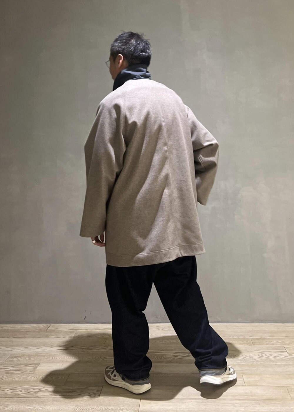 「ADAM ET ROPÉ、HOMME、カジュアル、大人カジュアル、レイヤード、秋、冬、秋コーデ、冬コーデ、秋ファッション、冬ファッション、23AW秋の新作、23AW冬の新作、オーバーサイズ、ビッグシルエット」｜「Levi'sの【Levi's(R) for BIOTOP】568 STAY LOOSE / UNISEX（デニムパンツ、ブルー系）」を使った、takashi.nさん（メンズ・176cm）の秋コーディネートの3枚目の写真