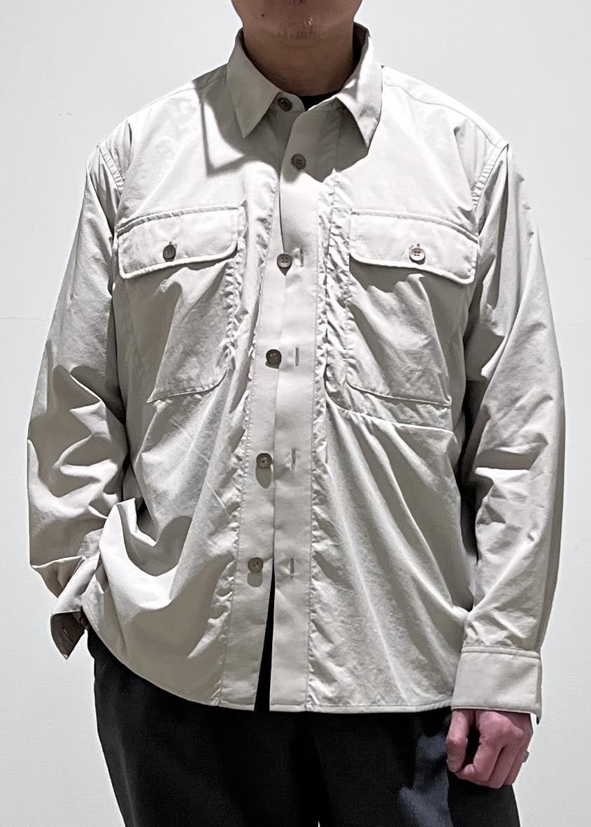 グレー系のスラックス、ベージュ系のシャツ/ブラウスを着用したメンズの春コーディネートの4枚目の写真