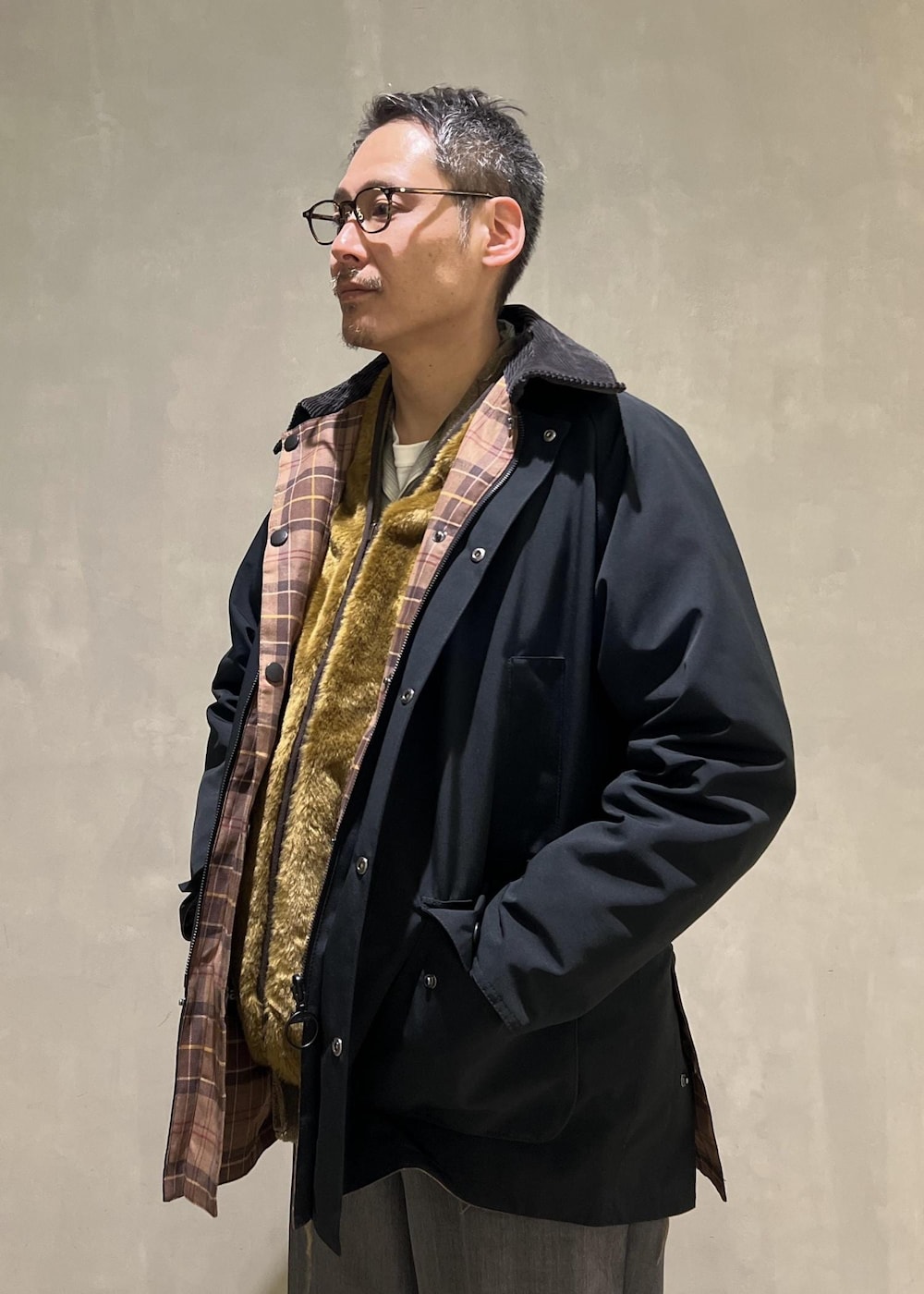 「バブアー、別注、ファー、ファーライナー、ビデイル、ワイルドライフテイラー、Barbour、WILD LIFE TALOR、BEDALE、BEDALE CLASSIC、ADAM ET ROPÉ、HOMME、カジュアル、大人カジュアル、レイヤード」｜「Barbourの《別注》【Barbour】BIGSIZE フロントジップ ファーライナー ベスト / ロイヤルワラント / ユニセックス（その他アウター、イエロー系）」を使った、takashi.nさん（メンズ・176cm）の冬コーディネートの4枚目の写真