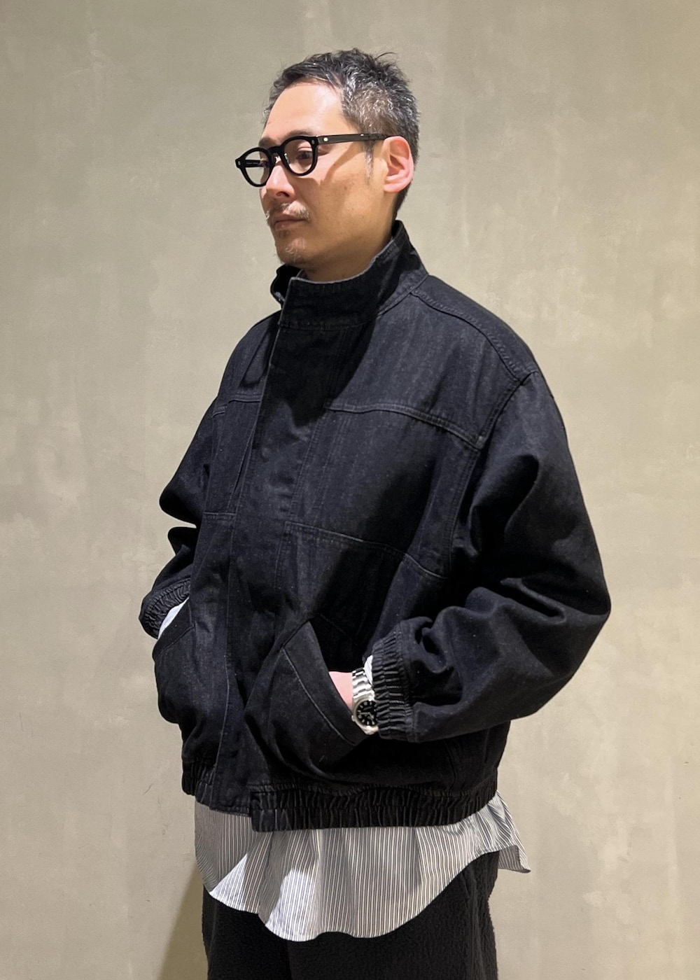 グレー系のその他パンツを着用したメンズの冬コーディネートの4枚目の写真