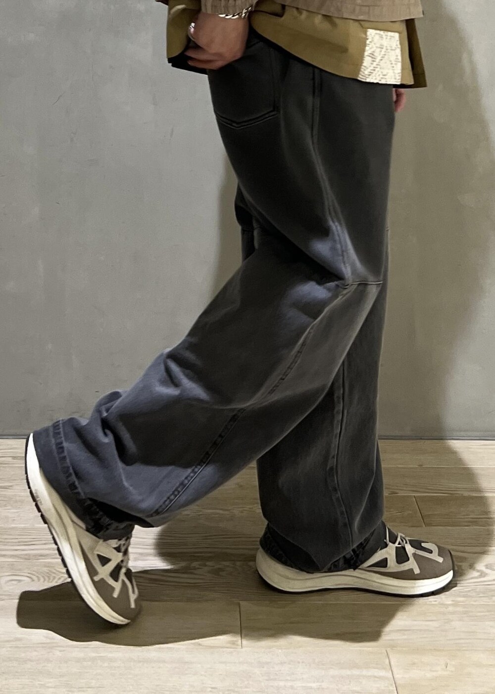 ベージュ系のTシャツ/カットソー、ベージュ系のその他アウターを着用したメンズの夏コーディネートの8枚目の写真