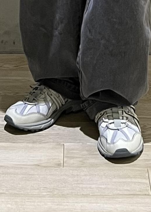 「Chambrer、ASICS、グレー、長袖、ポケット、ブルゾン、襟、チャコールグレー、Tシャツ、パンツ、デニム、ワイド、ストレート、ローカット、初秋コーデ」｜「ADAM ET ROPE'の【Chambrer】オーバーサイズ ZIP ジャケット / シーズンレス / セットアップ対応（その他アウター、グレー系）」を使った、takashi.nさん（メンズ・176cm）の秋コーディネートの8枚目の写真