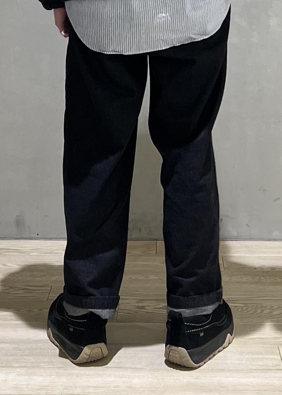 ブラック系のデニムジャケット、ブラック系のデニムパンツを着用したメンズの冬コーディネートの9枚目の写真