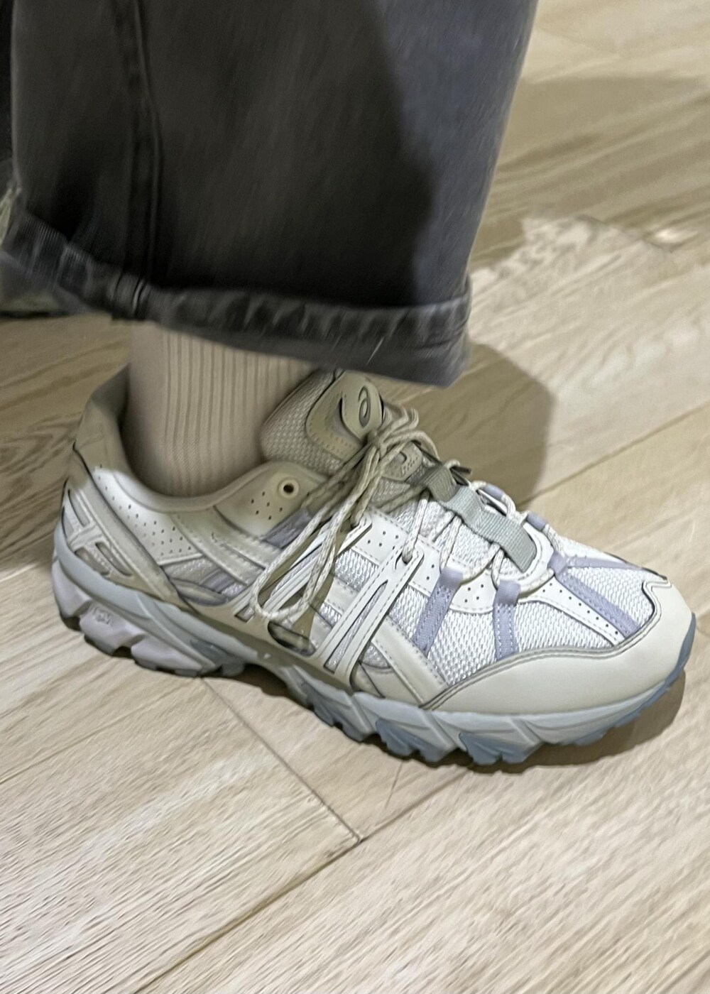 「Chambrer、ASICS、グレー、長袖、ポケット、ブルゾン、襟、チャコールグレー、Tシャツ、パンツ、デニム、ワイド、ストレート、ローカット、初秋コーデ」｜「ADAM ET ROPE'の【Chambrer】オーバーサイズ ZIP ジャケット / シーズンレス / セットアップ対応（その他アウター、グレー系）」を使った、takashi.nさん（メンズ・176cm）の秋コーディネートの9枚目の写真
