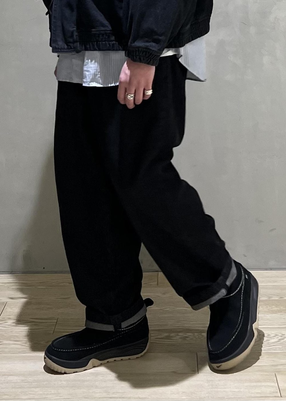 ブラック系のデニムジャケット、ブラック系のデニムパンツを着用したメンズの冬コーディネートの8枚目の写真