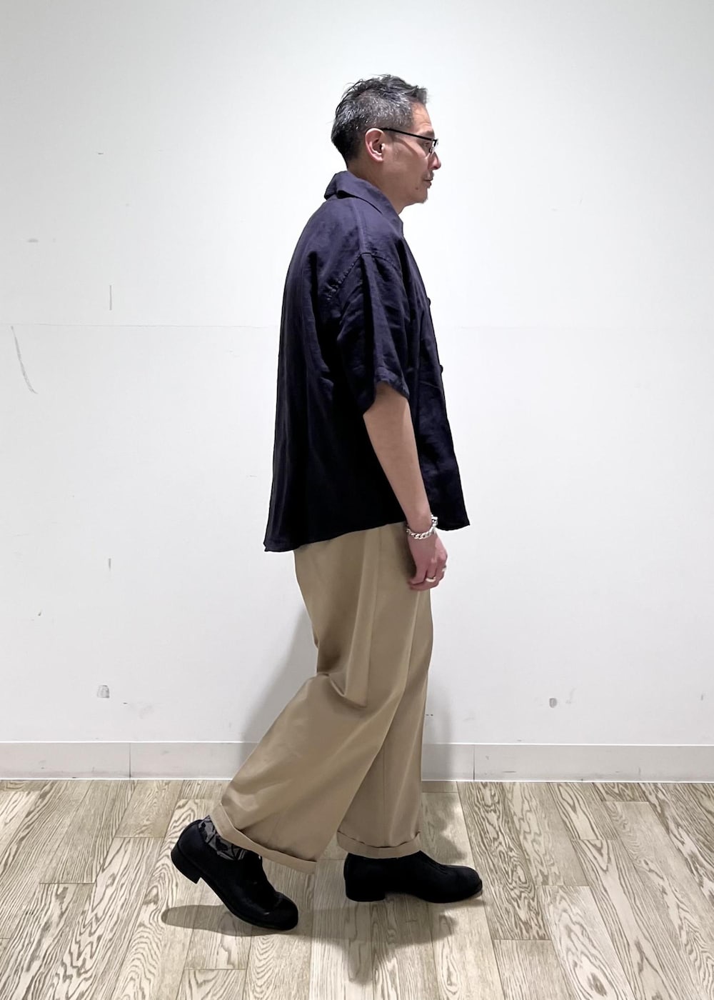 ブルー系のシャツ/ブラウスを着用したメンズの春コーディネートの2枚目の写真