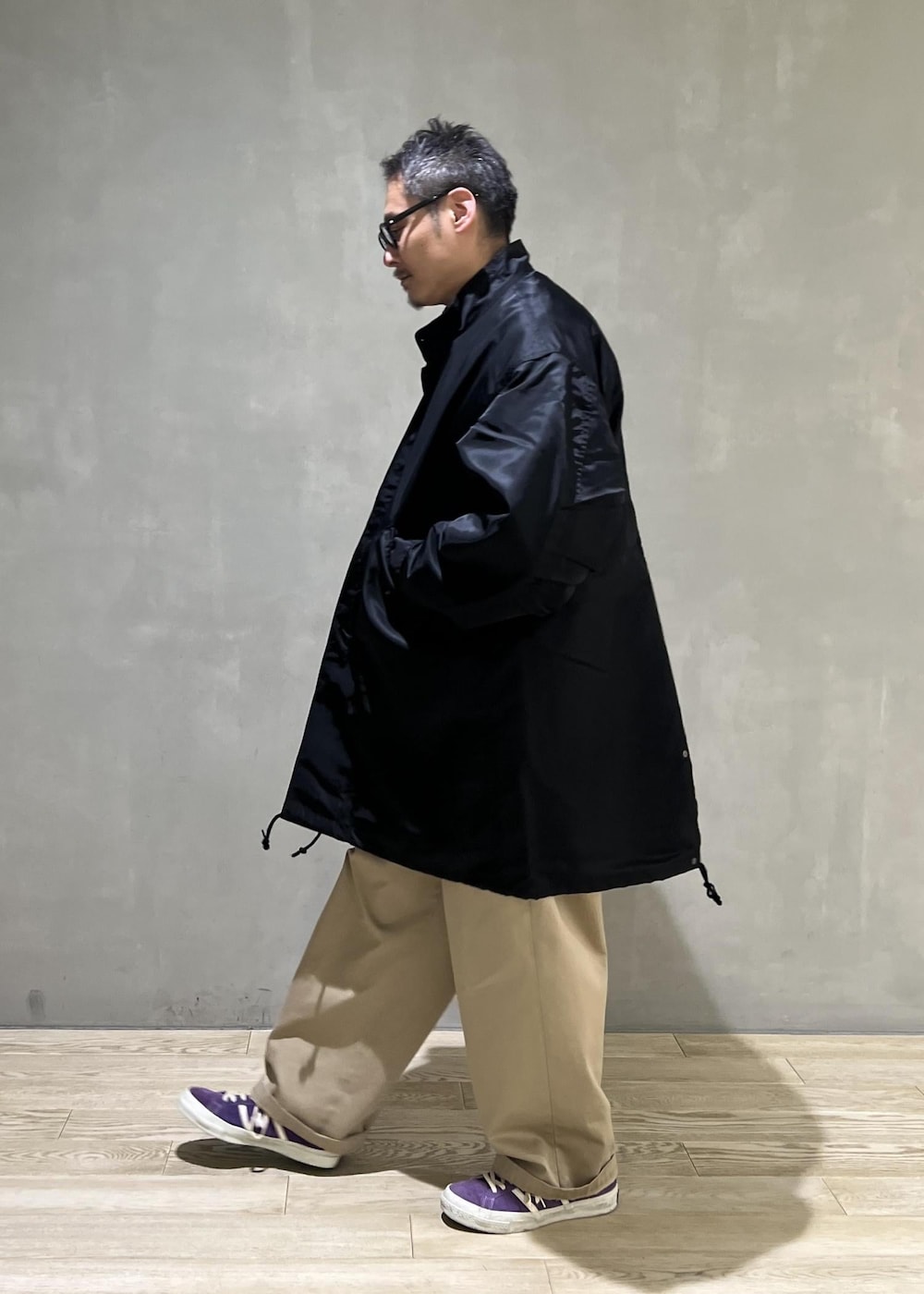 ブラック系のモッズコート、ブラック系のその他アウター、グリーン系のシャツ/ブラウスを着用したメンズの秋コーディネートの2枚目の写真