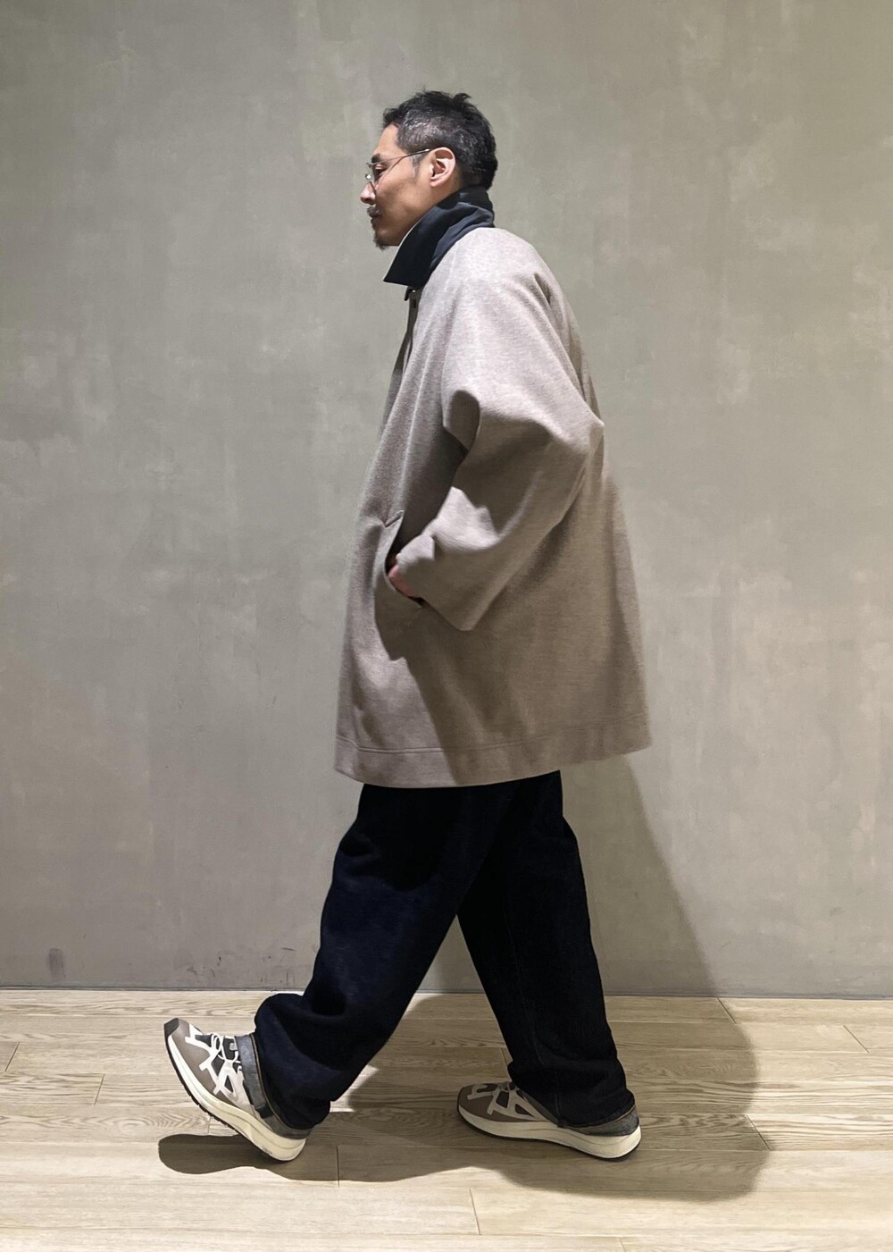 「ADAM ET ROPÉ、HOMME、カジュアル、大人カジュアル、レイヤード、秋、冬、秋コーデ、冬コーデ、秋ファッション、冬ファッション、23AW秋の新作、23AW冬の新作、オーバーサイズ、ビッグシルエット」｜「Levi'sの【Levi's(R) for BIOTOP】568 STAY LOOSE / UNISEX（デニムパンツ、ブルー系）」を使った、takashi.nさん（メンズ・176cm）の秋コーディネートの2枚目の写真
