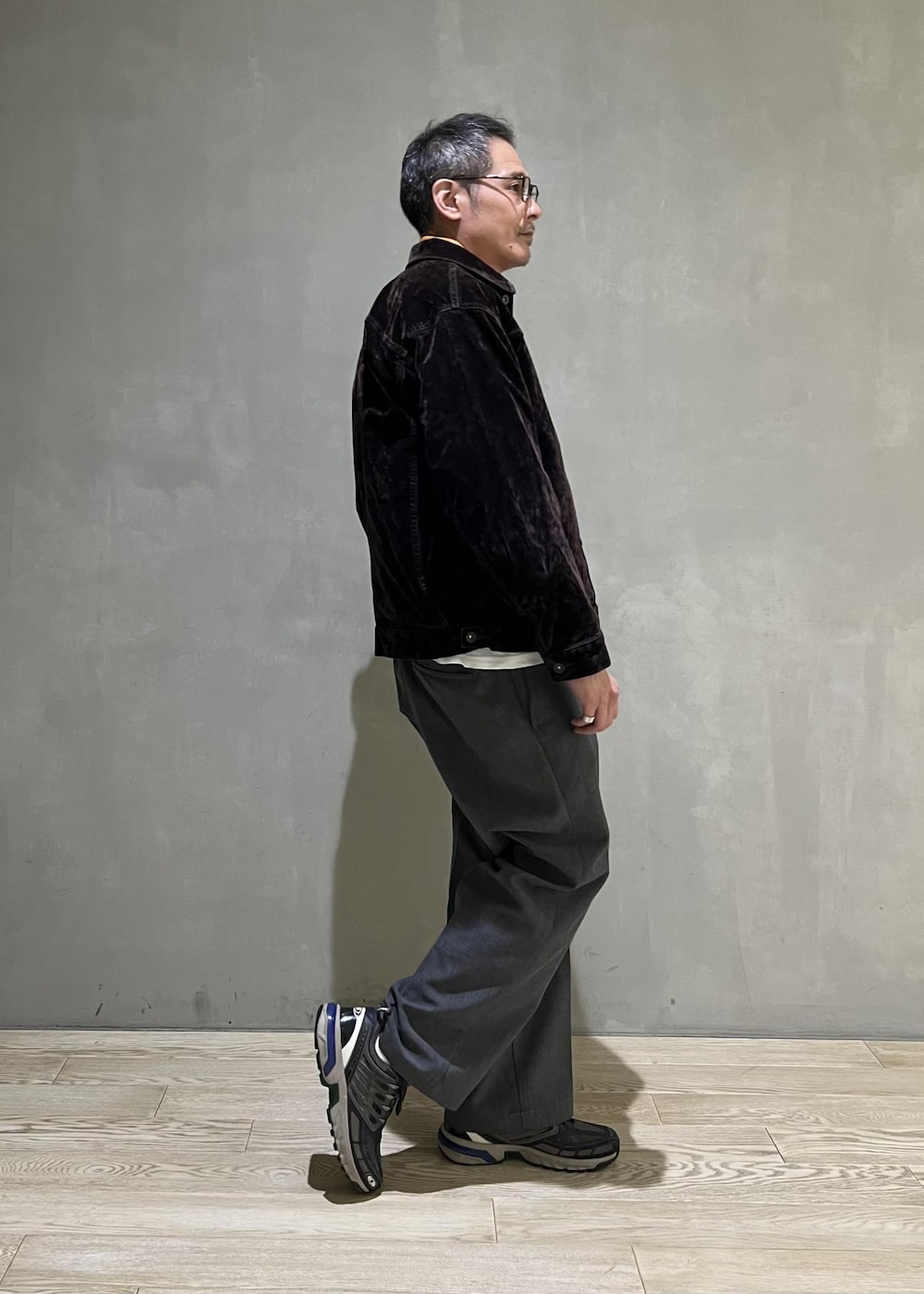 ブラウン系のデニムジャケット、ホワイト系のスウェットを着用したメンズの秋コーディネートの2枚目の写真