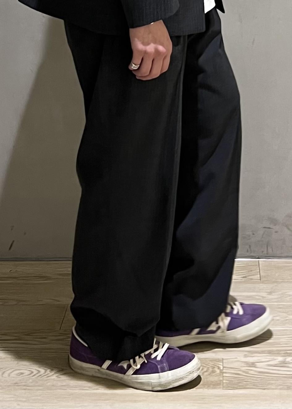 「カットソー、ポケット、Tシャツ、グレー、ワイド、テーパード、タック、セットアップ、センタープレス、チャコールグレー、スニーカー、パープル、ローカット、スエード、初秋コーデ」｜「ADAM ET ROPE'の【Chambrer/シャンブレ】ワイドテーパード イージー ツータック スラックス / シーズンレス / セットアップ対応（スラックス、グレー系）」を使った、takashi.nさん（メンズ・176cm）の秋コーディネートの7枚目の写真