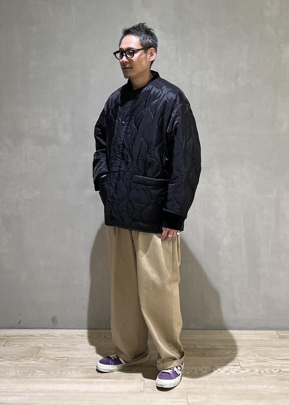 ブラック系のモッズコート、ブラック系のその他アウター、グリーン系のシャツ/ブラウスを着用したメンズの秋コーディネートの7枚目の写真