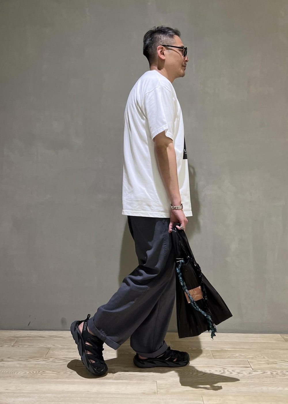 グレー系のその他パンツ、ブラック系のTシャツ/カットソーを着用したメンズの夏コーディネートの2枚目の写真