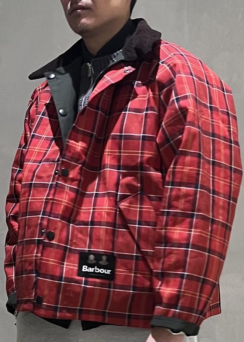 グリーン系のブルゾン、グレー系のその他パンツ、グレー系のカーディガン/ボレロを着用したメンズの冬コーディネートの7枚目の写真