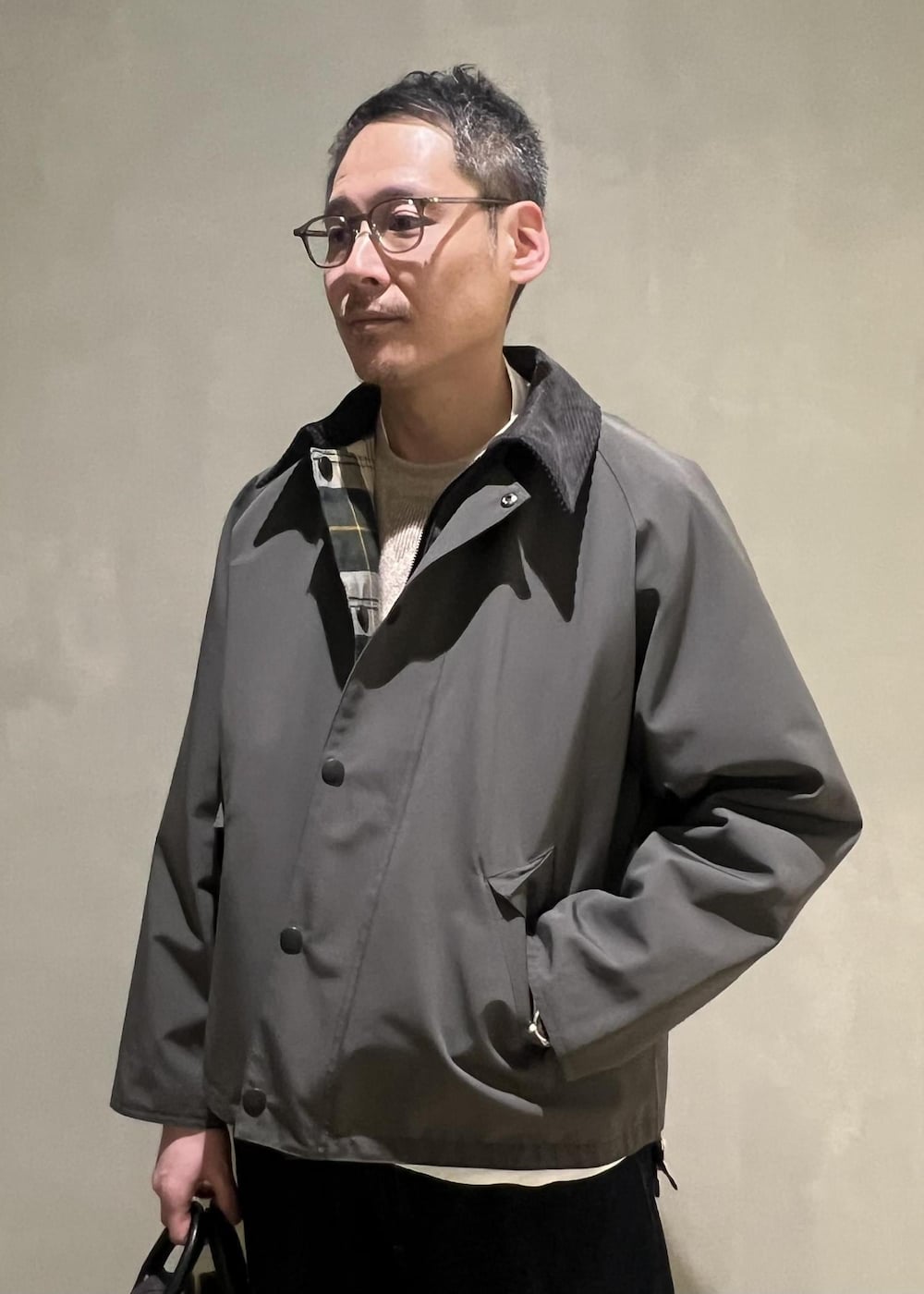 ブルー系のデニムパンツ、グレー系のブルゾン、ベージュ系のニット/セーターを着用したメンズの冬コーディネートの4枚目の写真
