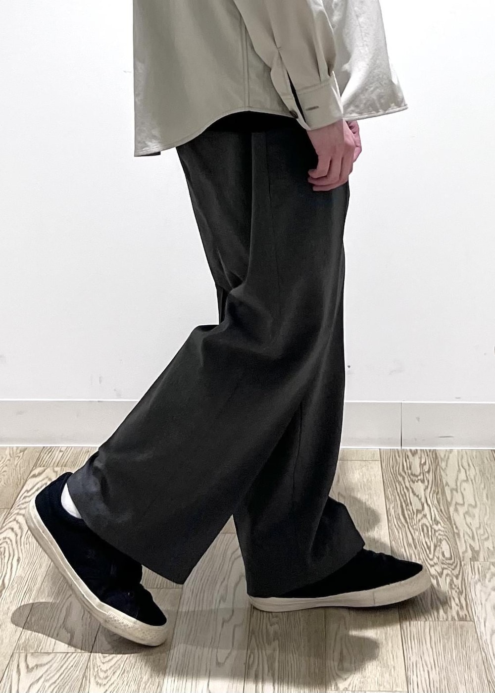 グレー系のスラックス、ベージュ系のシャツ/ブラウスを着用したメンズの春コーディネートの8枚目の写真