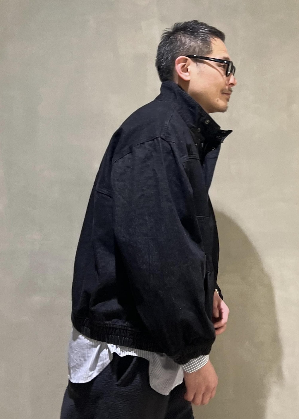 グレー系のその他パンツを着用したメンズの冬コーディネートの5枚目の写真