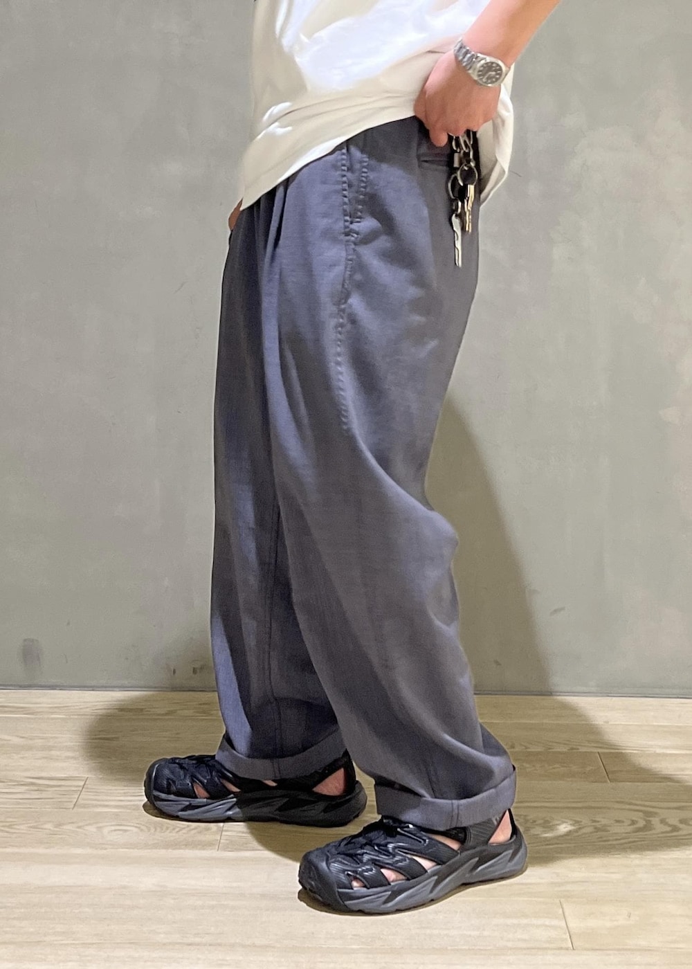 グレー系のその他パンツ、ブラック系のTシャツ/カットソーを着用したメンズの夏コーディネートの10枚目の写真