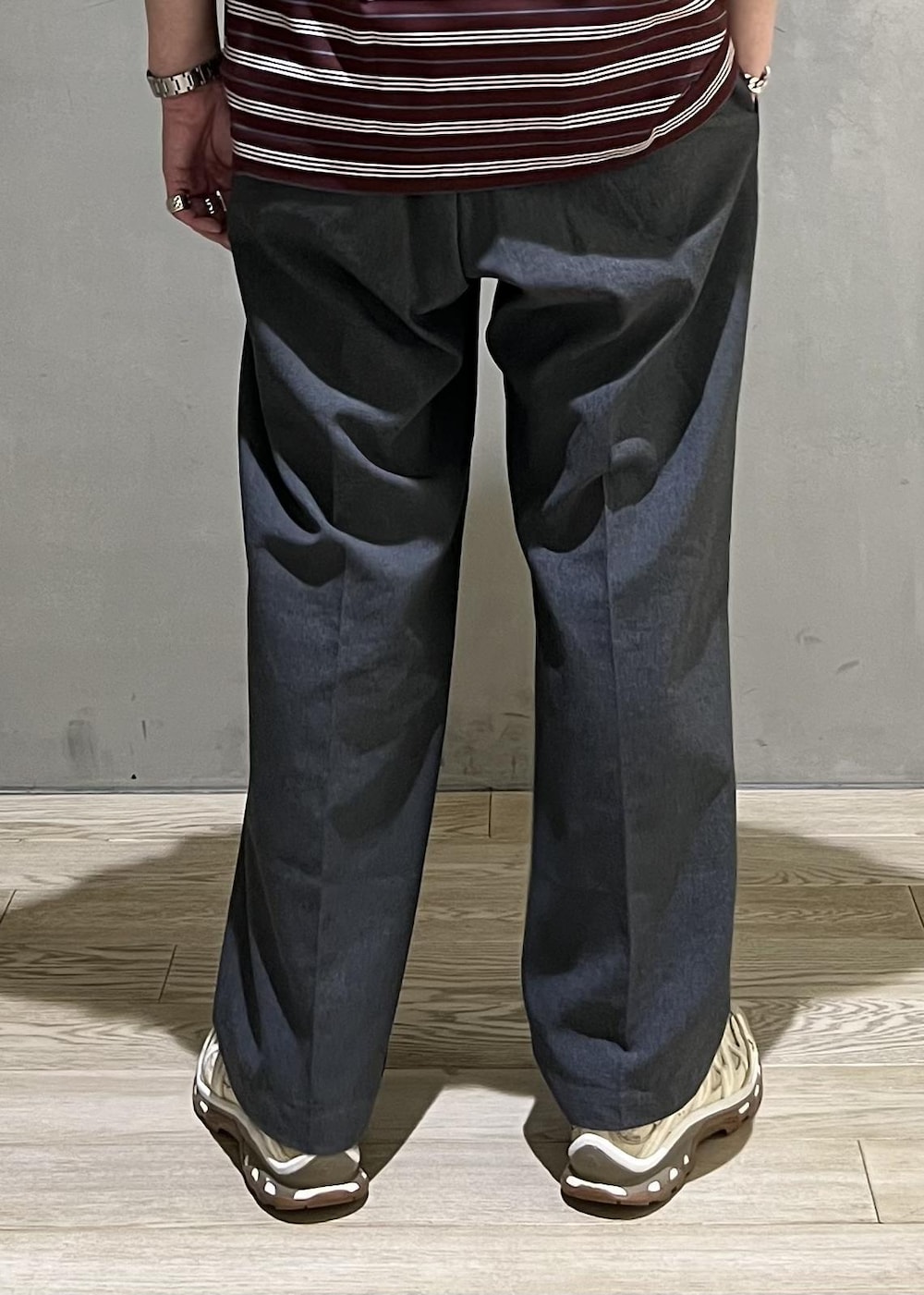 グレー系のスラックス、レッド系のTシャツ/カットソーを着用したメンズの春コーディネートの10枚目の写真