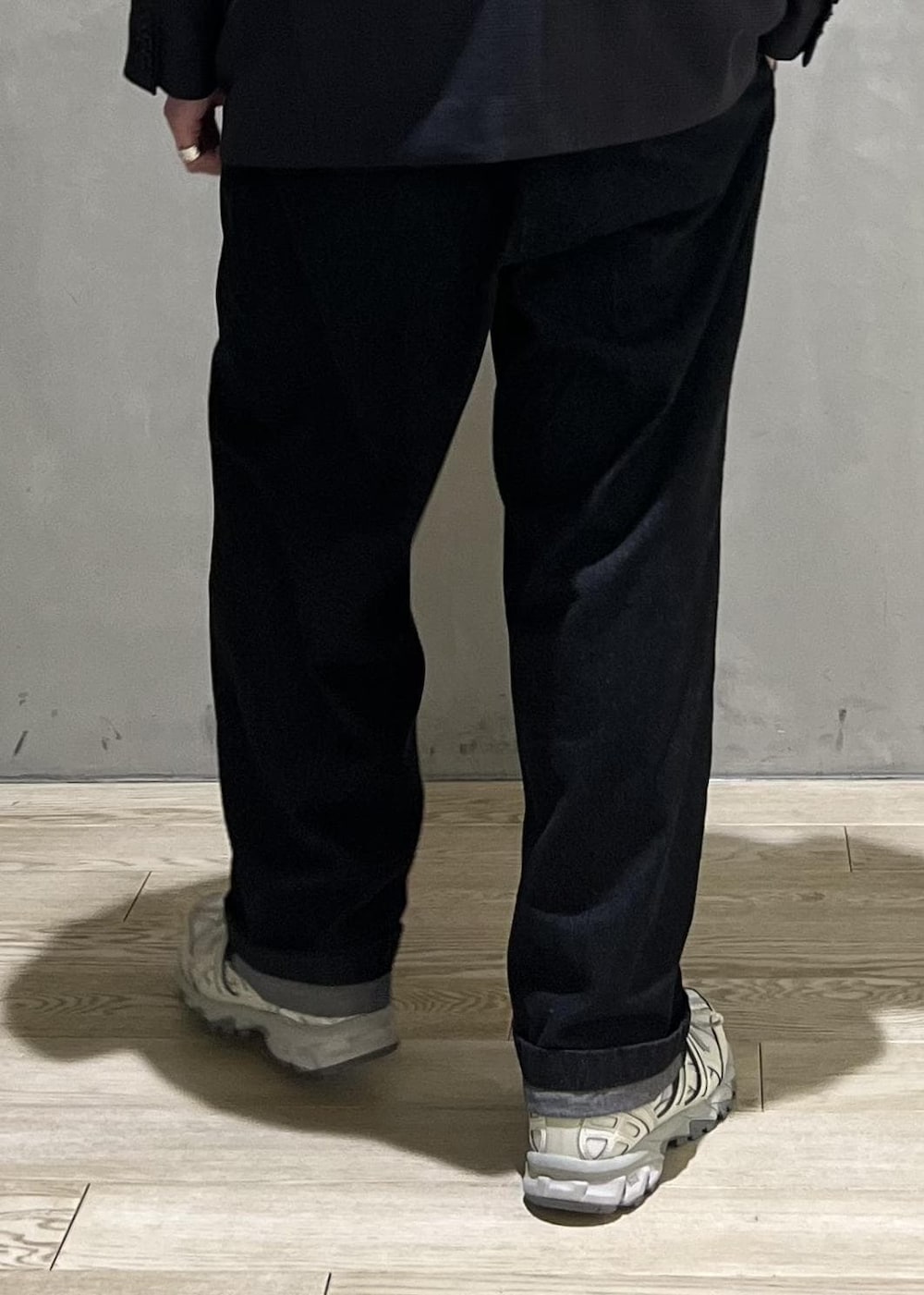 ブラック系のデニムパンツを着用したメンズの冬コーディネートの9枚目の写真