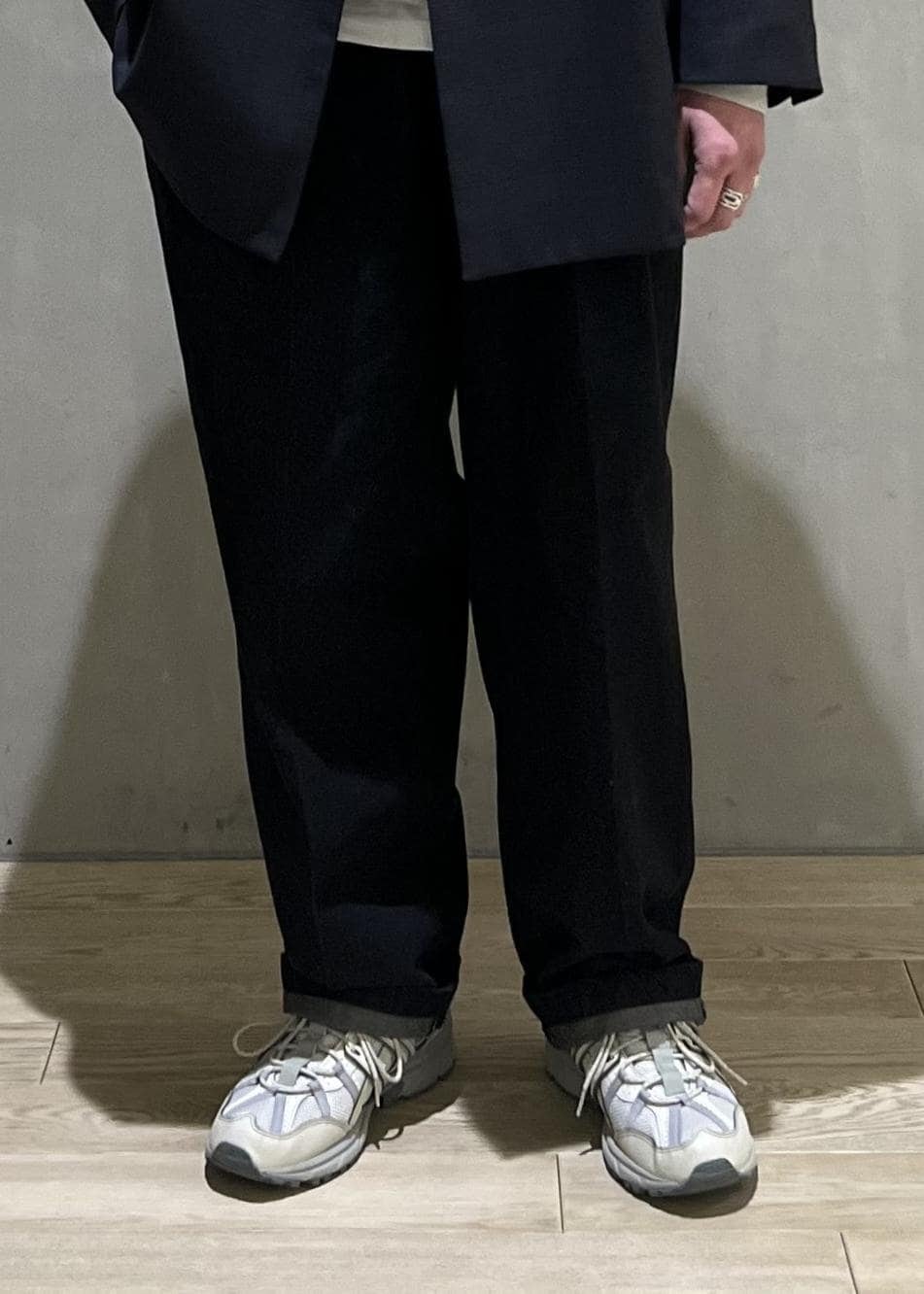 ブラック系のデニムパンツを着用したメンズの冬コーディネートの7枚目の写真